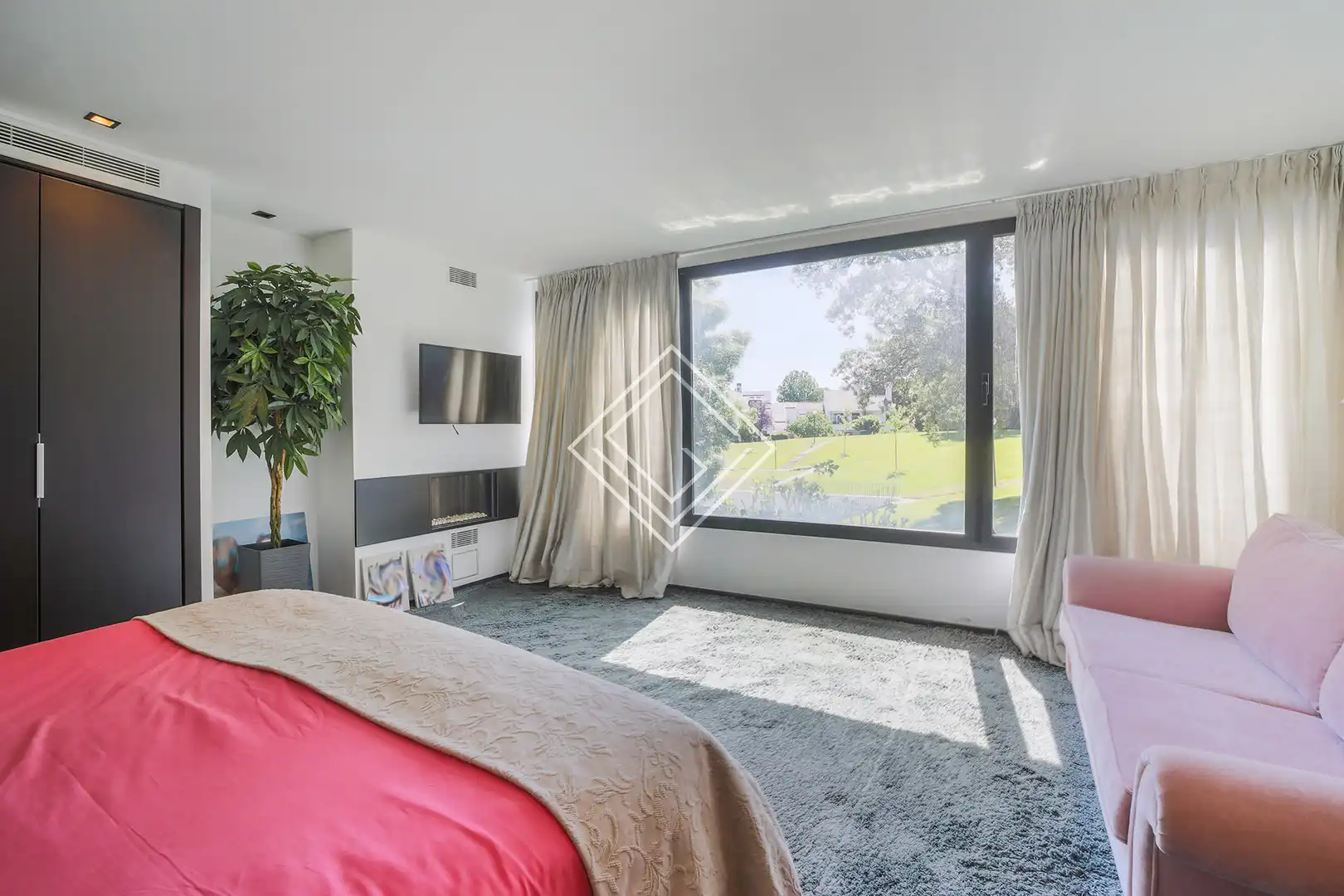 Schlafzimmer von Einfamilien-Reihenhaus zum Verkauf in La Moraleja mit Klimaanlage, Heizung und Privatgarten