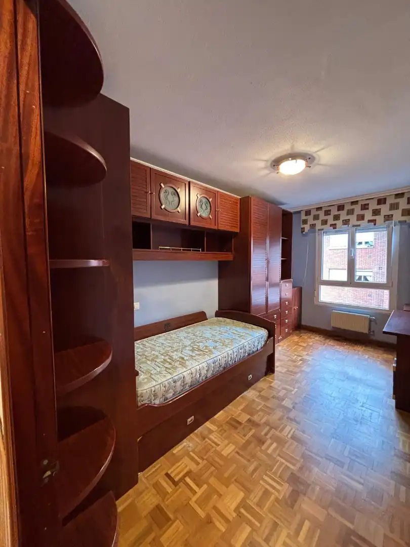 Habitación de Piso en venta en Gijón  con Calefacción, Parquet y Trastero