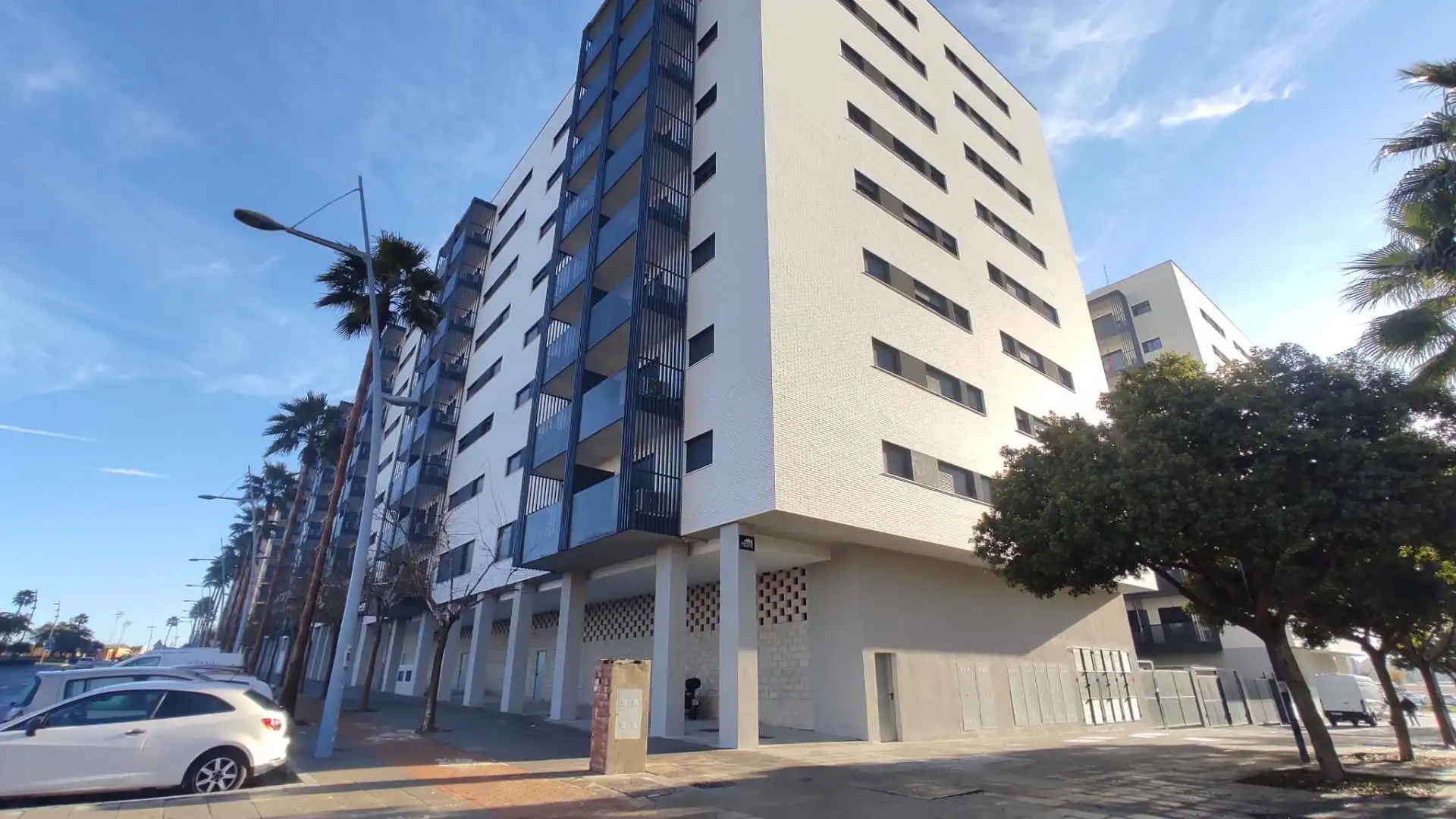 Local de alquiler en Avenida de José Rodríguez de la Borbolla Camoyán, 12, Entrenúcleos