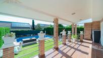 Jardí de Casa adosada en venda en Villanueva de la Cañada amb Aire condicionat, Terrassa i Piscina