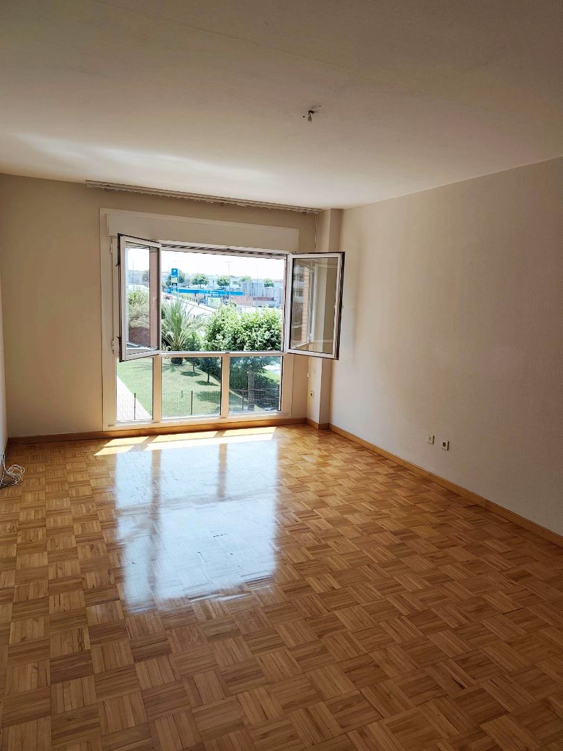 Dormitori de Pis de lloguer en Gijón  amb Calefacció, Parquet i Forn