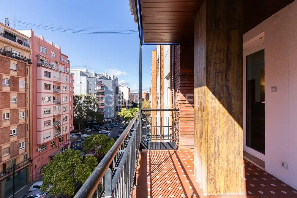 Vista exterior de Pis de lloguer en Valencia amb Calefacció, Parquet i Terrassa