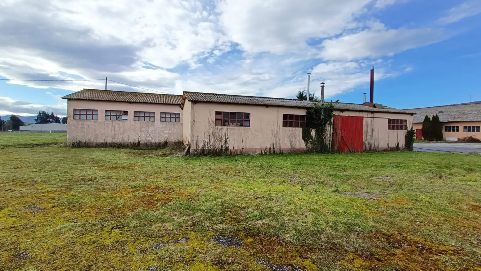Außenansicht von Fabrikhallen zum Verkauf in Tineo