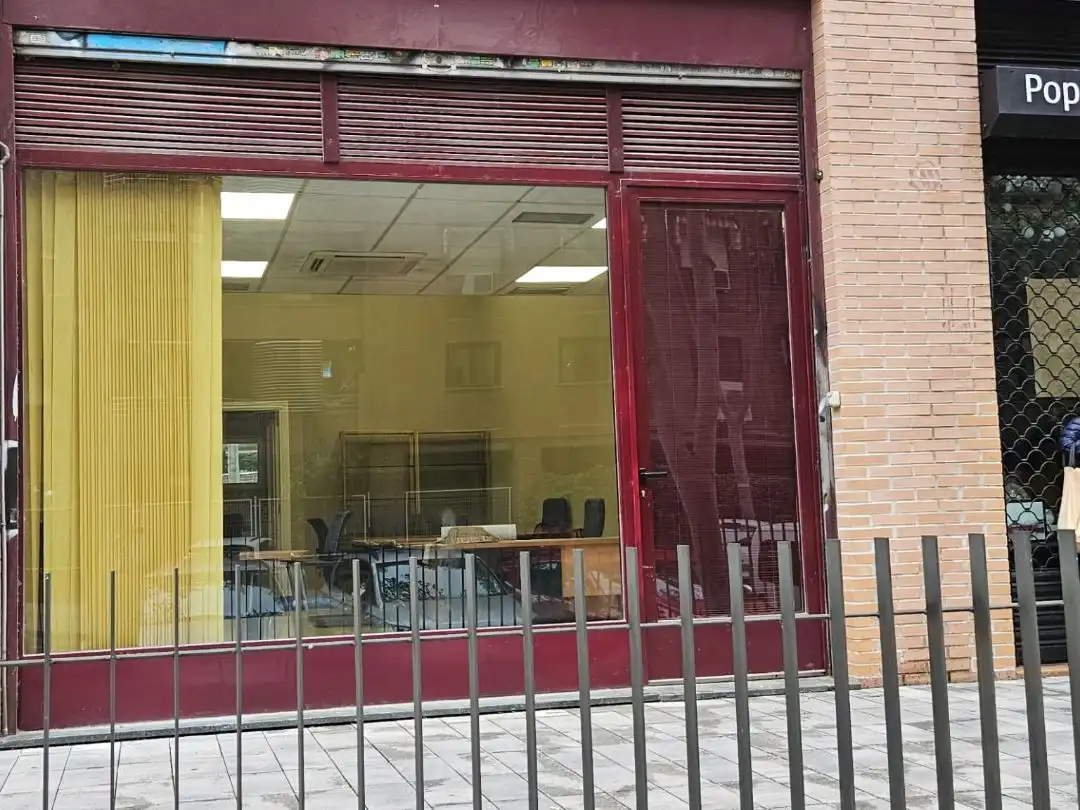 Vista exterior de Local en venda en Madrid amb Aire condicionat, Calefacció i Internet