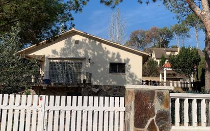 Vista exterior de Casa o xalet en venda en Montcada i Reixac amb Aire condicionat, Calefacció i Jardí privat