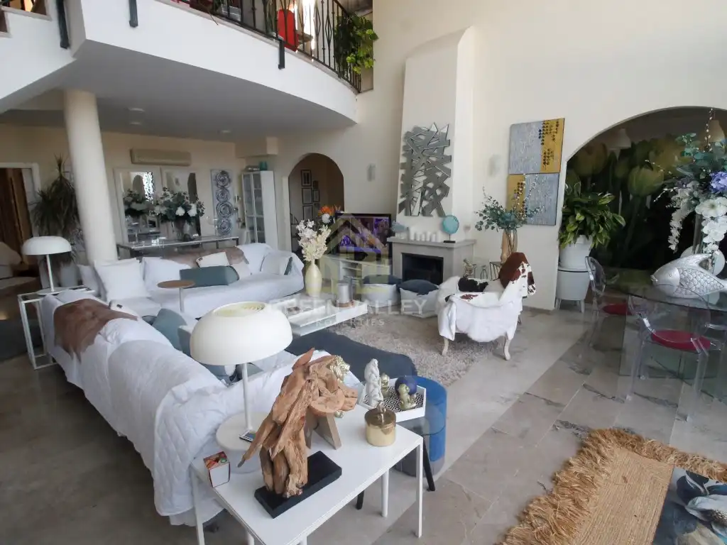 Sala d'estar de Casa adosada en venda en La Alcaidesa amb Aire condicionat, Calefacció i Jardí privat