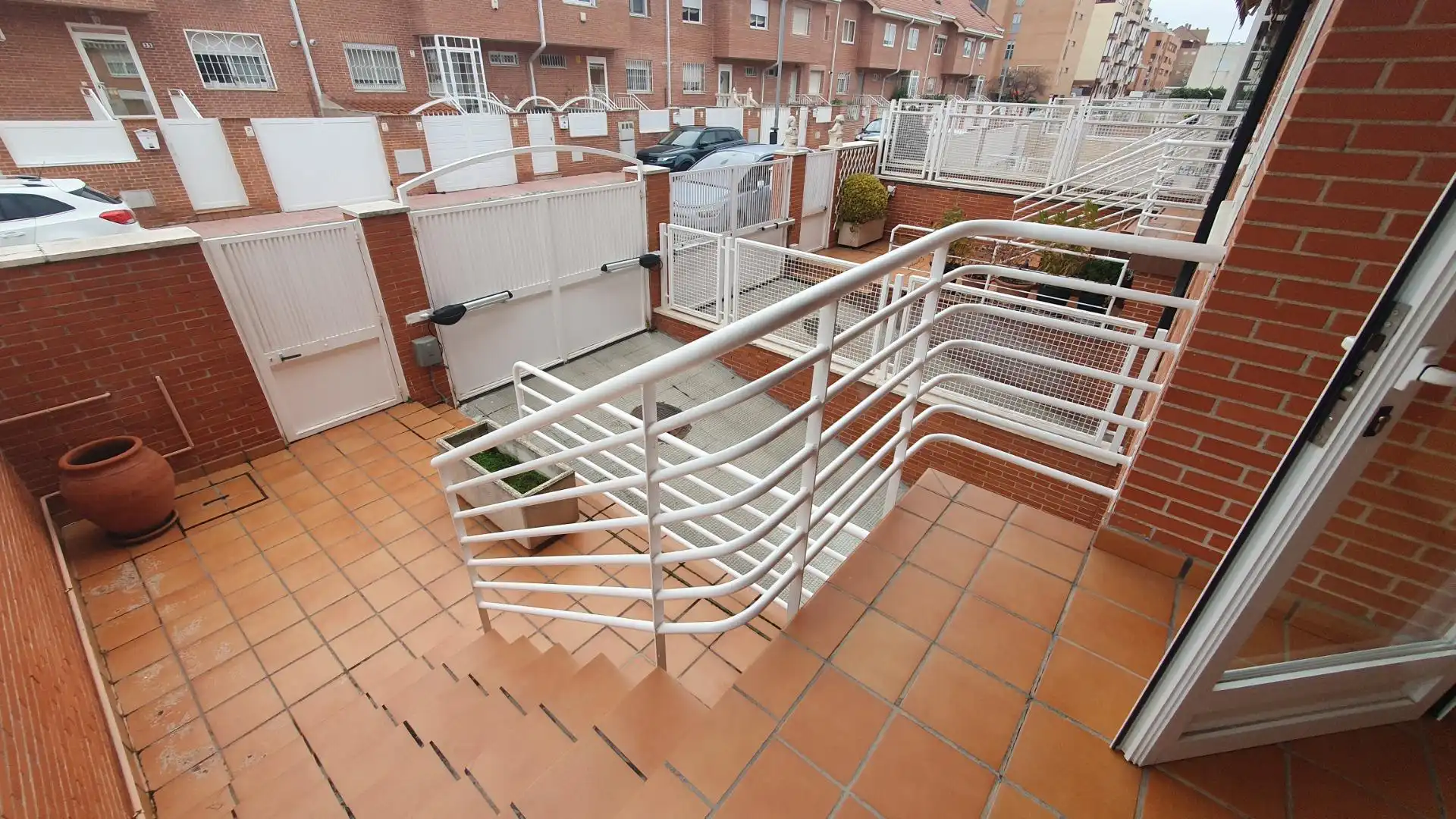 Terrassa de Casa adosada en venda en Alcalá de Henares amb Calefacció, Jardí privat i Traster