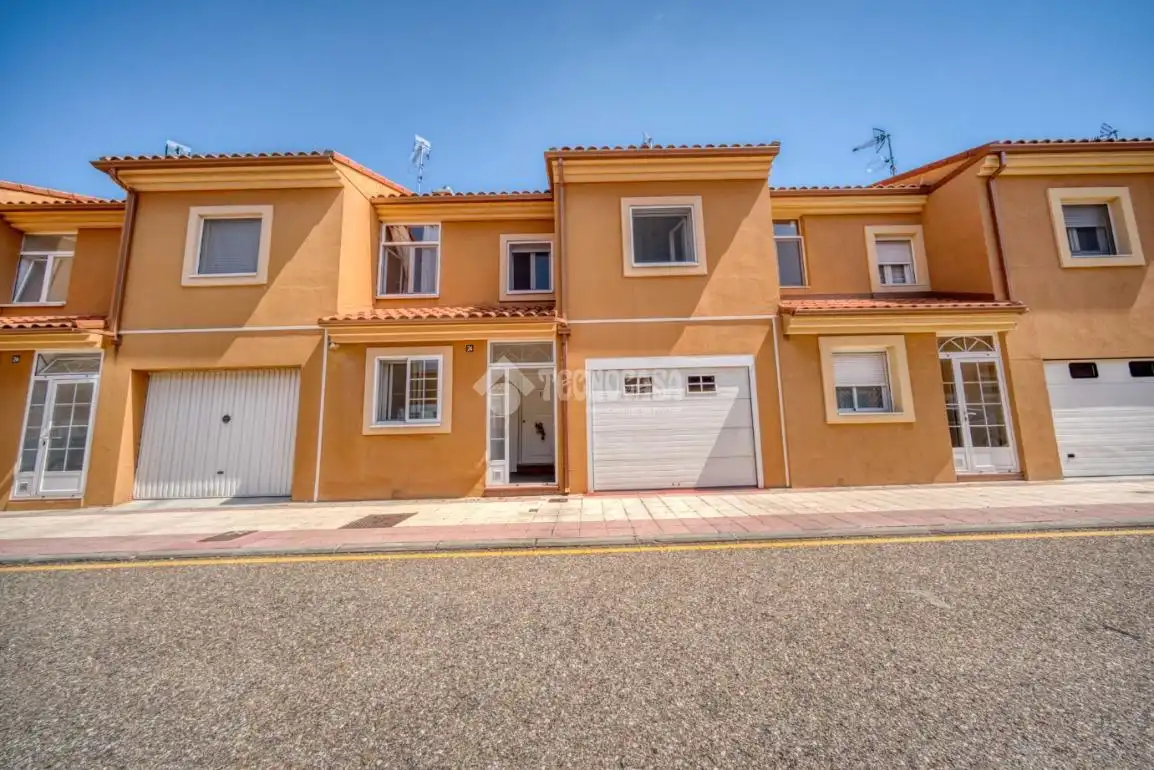 Vista exterior de Casa adosada en venta en Aldeamayor de San Martín con Calefacción y Jardín privado