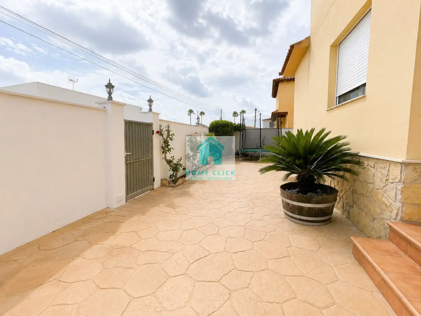 Vista exterior de Casa o xalet de lloguer en Vinaròs amb Aire condicionat, Calefacció i Jardí privat
