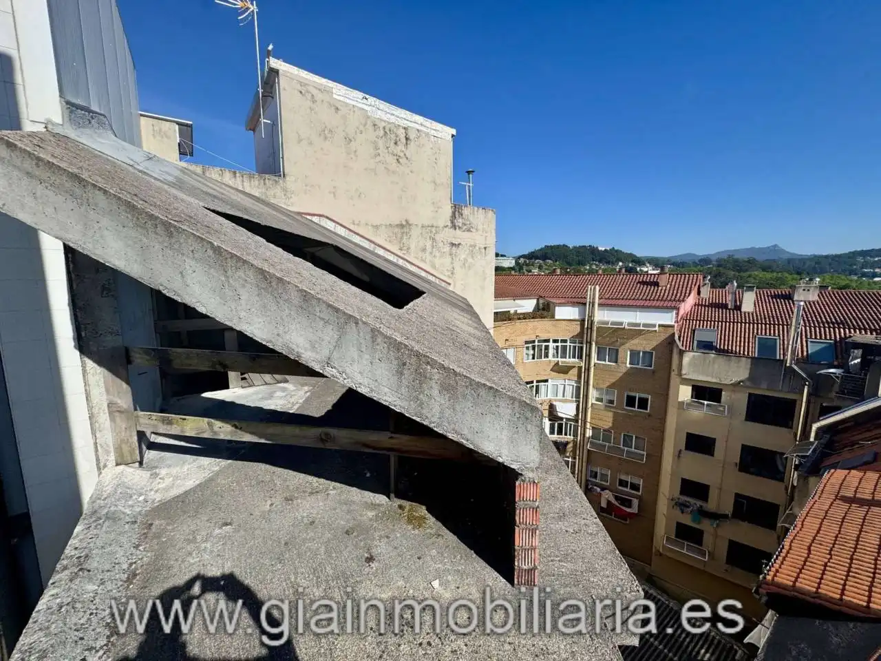 Vista exterior de Edifici en venda en Vigo 