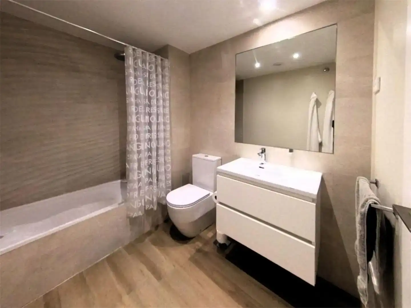 Bathroom of Flat for sale in Boadilla del Monte  with Air Conditioner, Swimming Pool and Balcony