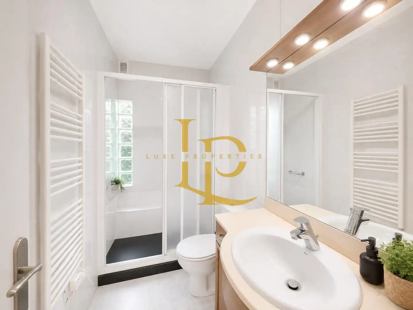 Bathroom of Flat for sale in Sabadell  with Air Conditioner