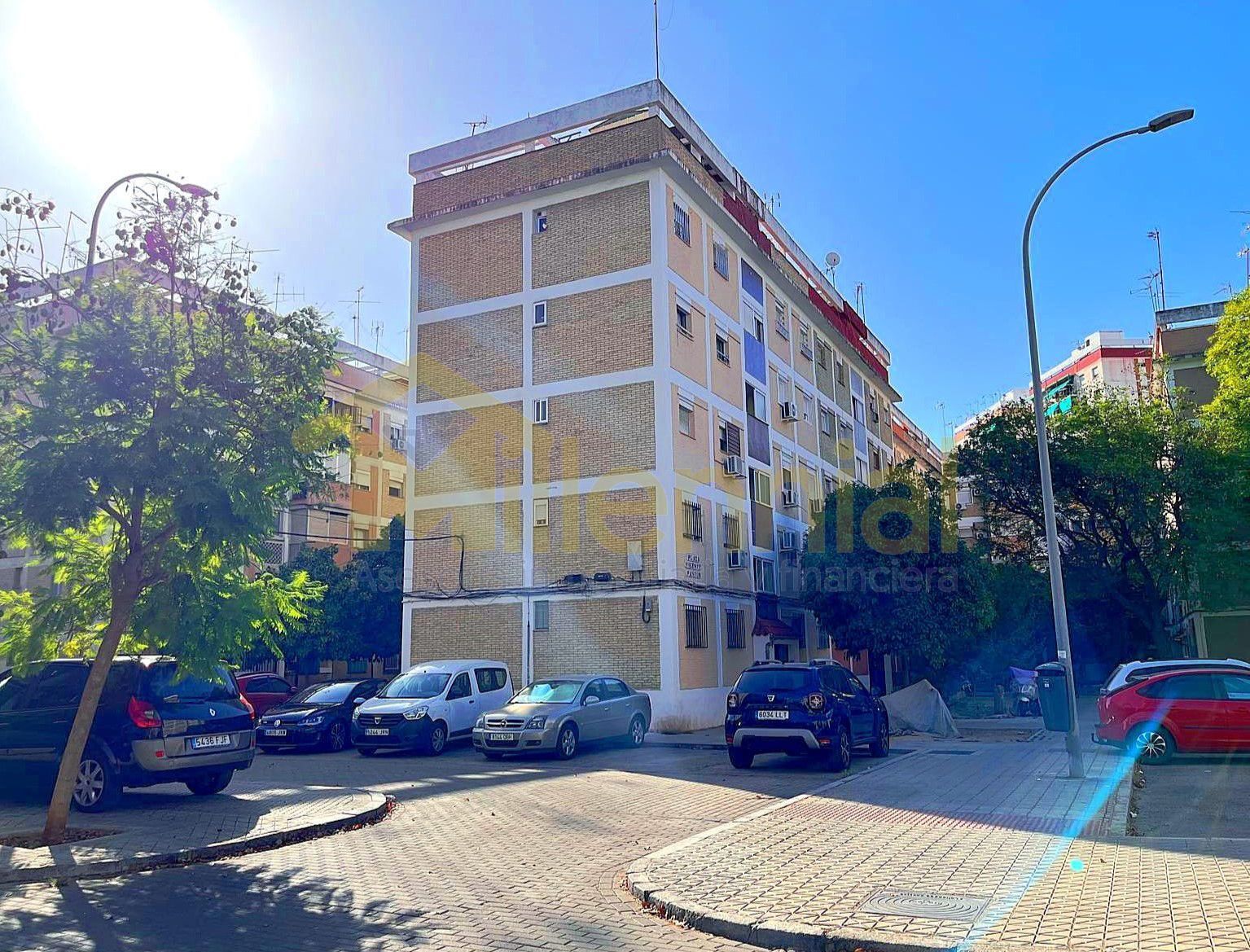 Vista exterior de Piso en venta en  Sevilla Capital con Aire acondicionado