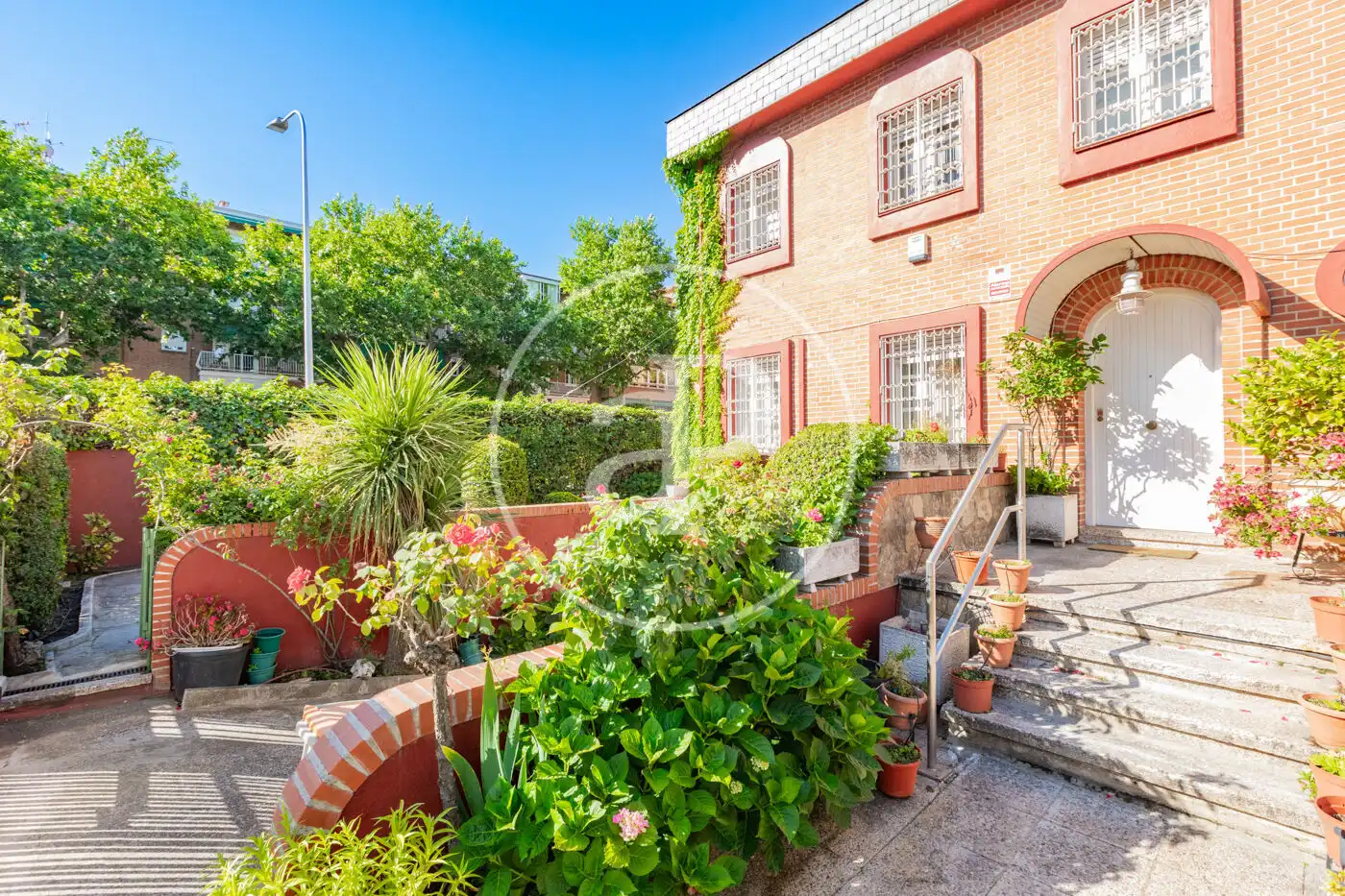 Vista exterior de Casa adosada en venta en Madrid con Aire acondicionado, Calefacción y Jardín privado