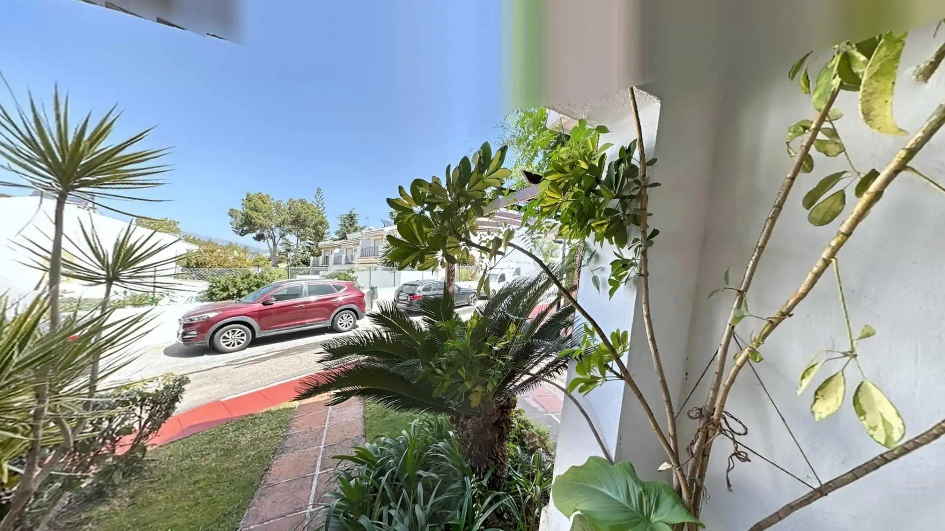 Außenansicht von Einfamilien-Reihenhaus zum Verkauf in Estepona mit Heizung, Privatgarten und Terrasse