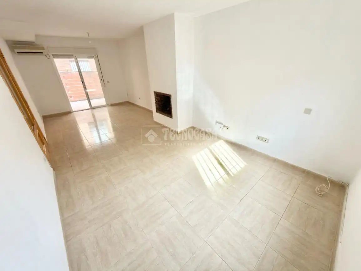 Sala de estar de Casa adosada en venta en Valdeaveruelo con Aire acondicionado, Calefacción y Balcón