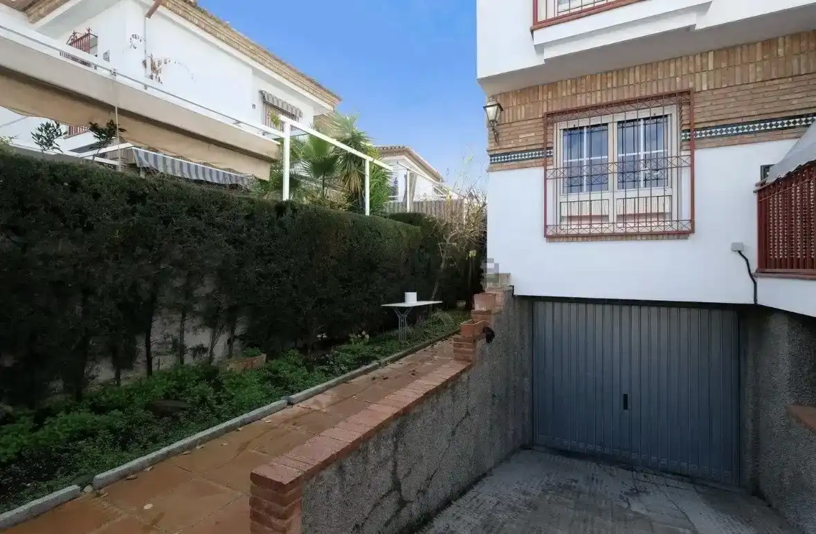 Vista exterior de Casa adosada en venda en  Granada Capital amb Aire condicionat i Balcó