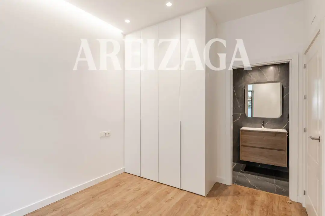 Bedroom of Flat for sale in Donostia - San Sebastián   with Heating, Terrace and Balcony