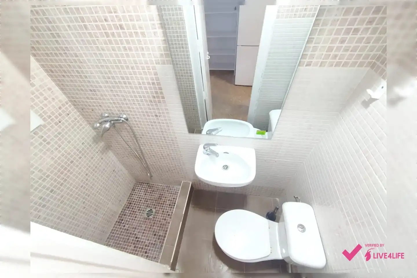 Bathroom of Ground floor for share in Granada  with Heating, Terrace and Storage room