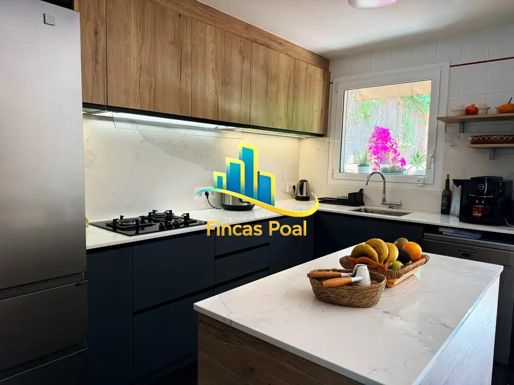 Cocina de Casa adosada en venta en Sant Just Desvern con Calefacción, Jardín privado y Piscina comunitaria