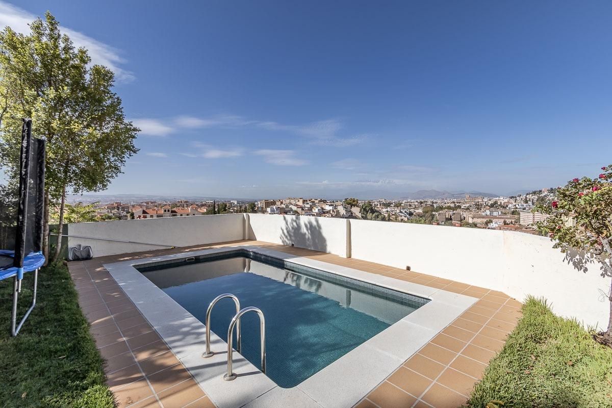 Swimming pool of House or chalet for sale in  Granada Capital  with Air Conditioner, Heating and Private garden