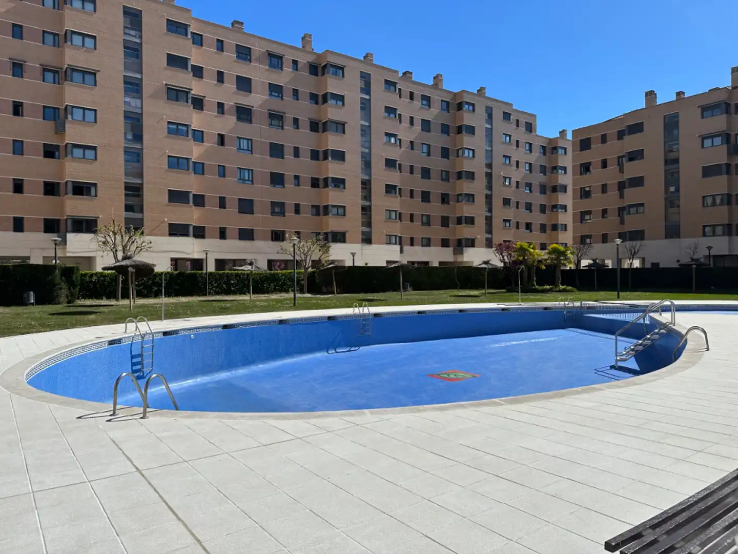 Piscina de Piso en venta en Valladolid con Calefacción, Parquet y Trastero