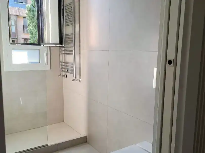 Bany de Pis en venda en  Madrid Capital amb Aire condicionat i Piscina