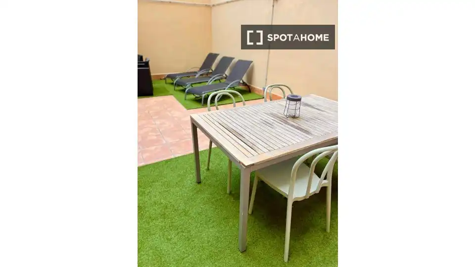 Piso con terraza en alquiler en Eixample