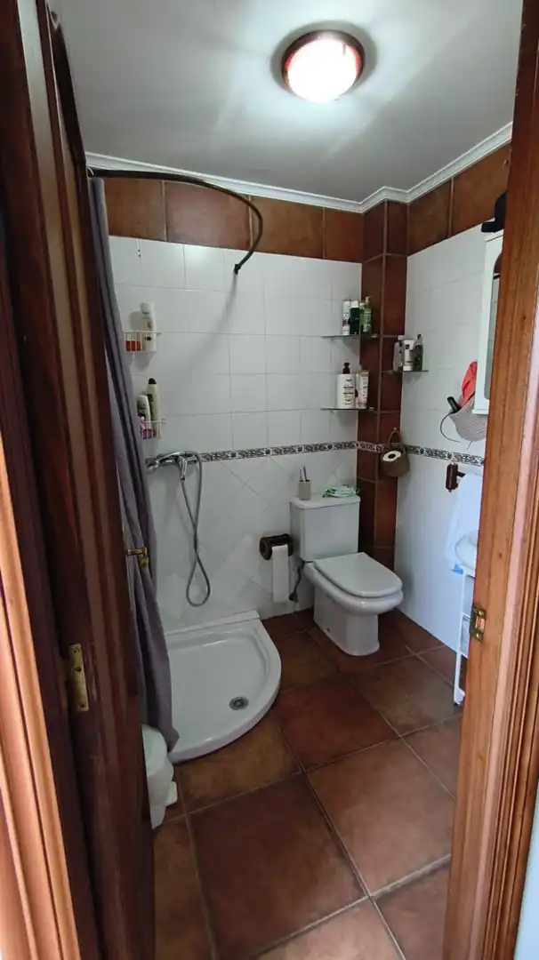 Badezimmer von Einfamilien-Reihenhaus zum Verkauf in El Burgo Ranero  mit Heizung, Privatgarten und Parkett