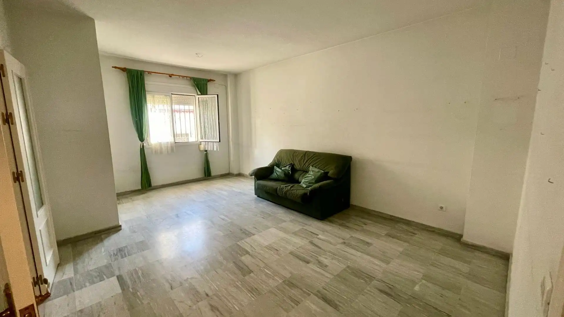 Sala de estar de Casa adosada en venta en Gines con Aire acondicionado