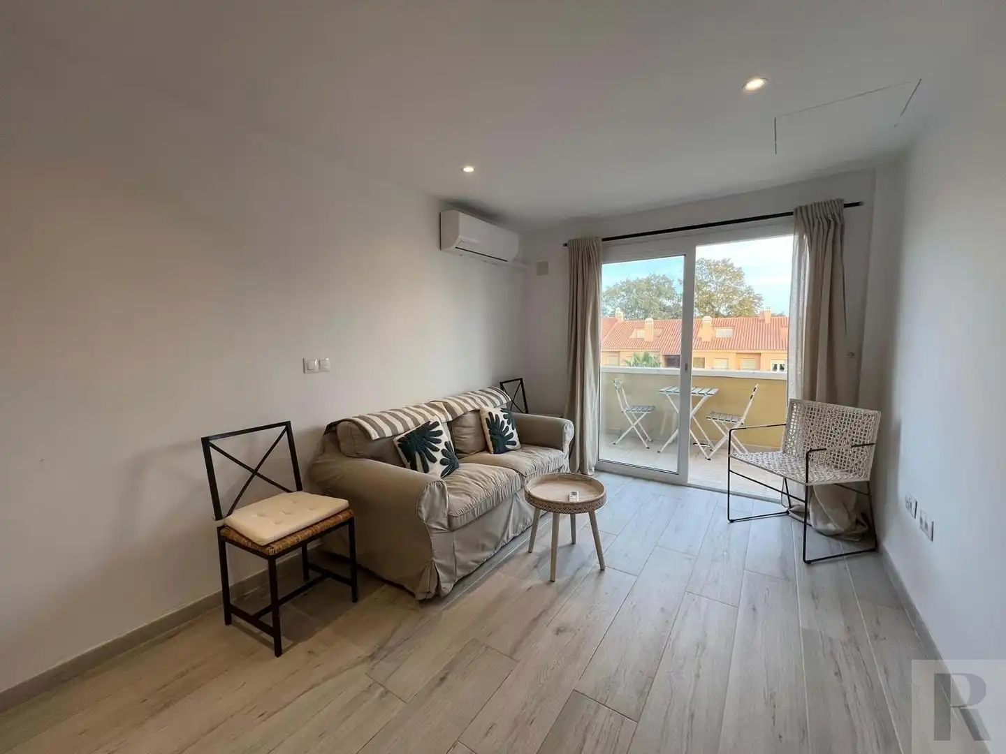 Sala d'estar de Dúplex en venda en Marbella amb Terrassa, Moblat i Balcó