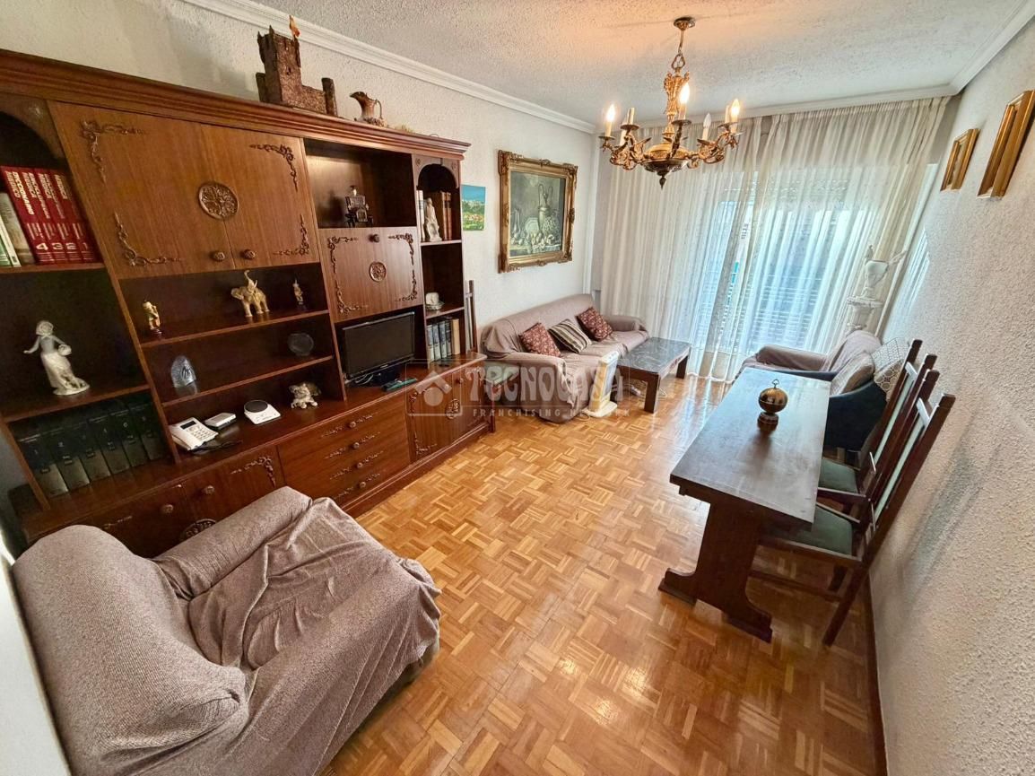 Sala d'estar de Pis en venda en  Madrid Capital