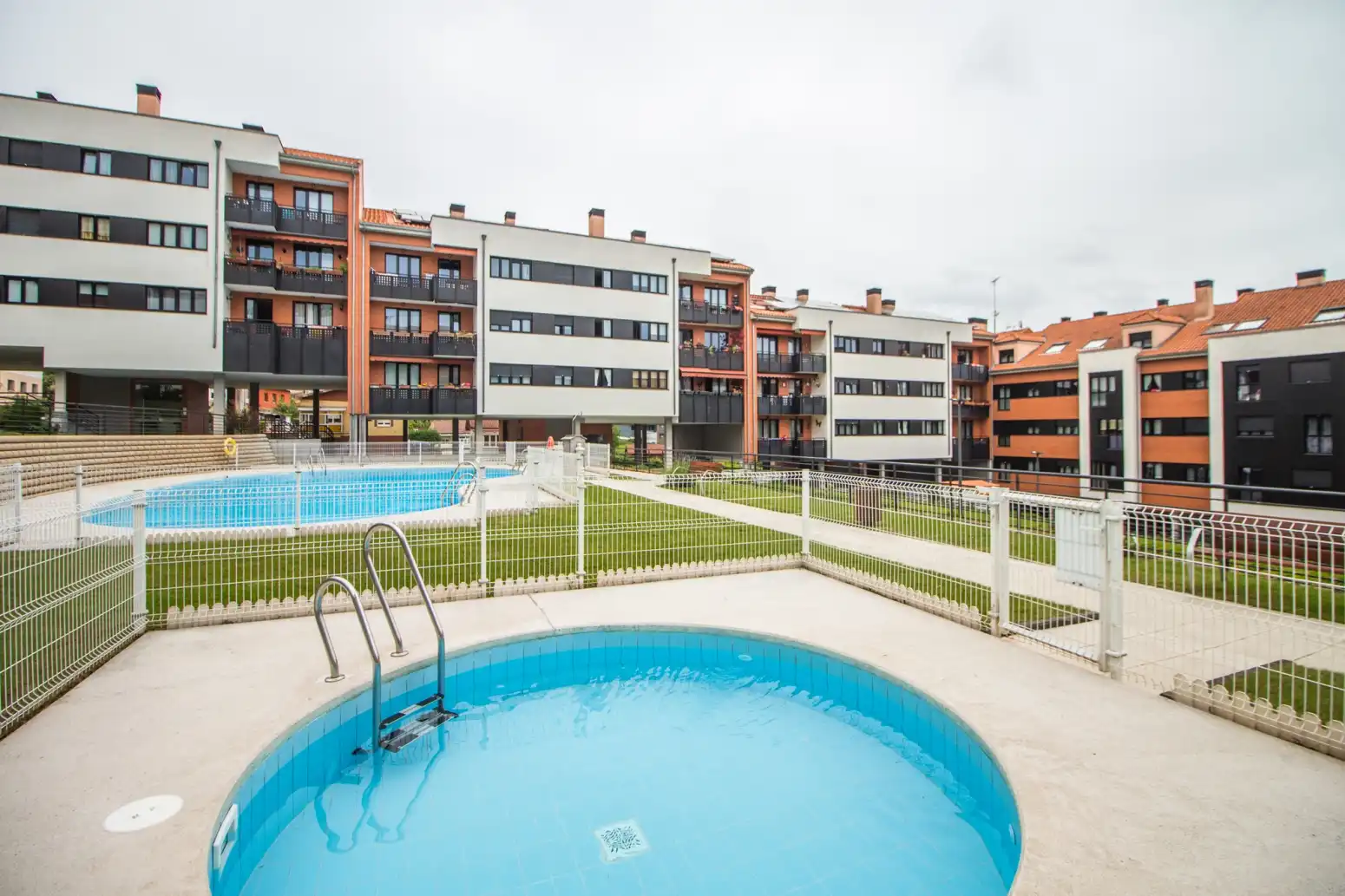 Piscina de Piso de alquiler en Gijón  con Calefacción, Parquet y Trastero