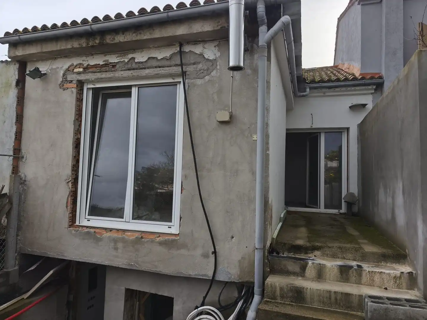 Außenansicht von Einfamilien-Reihenhaus zum Verkauf in Ourense Capital  mit Heizung und Abstellraum