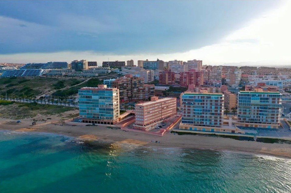 Vista exterior de Apartamento en venta en Elche / Elx con Terraza y Alarma