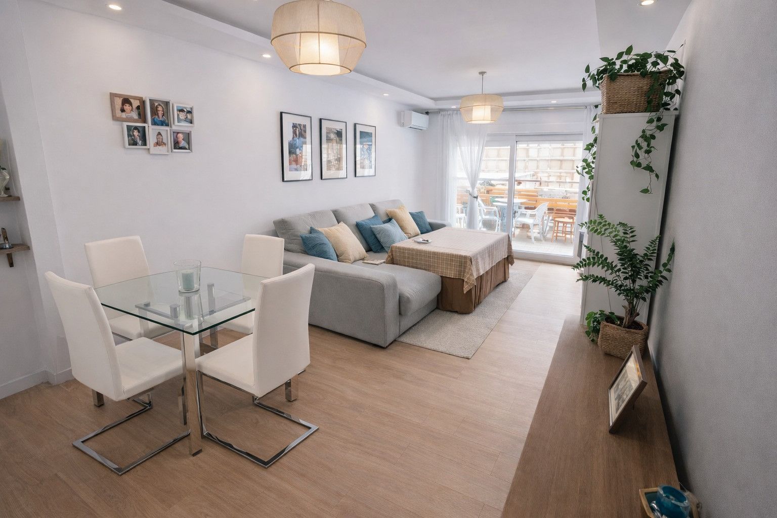 Living room of Apartment for sale in Estepona  with Air Conditioner, Terrace and Swimming Pool