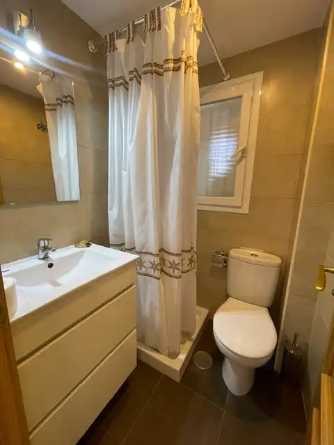 Baño de Piso en venta en Alicante / Alacant con Terraza, Trastero y Amueblado