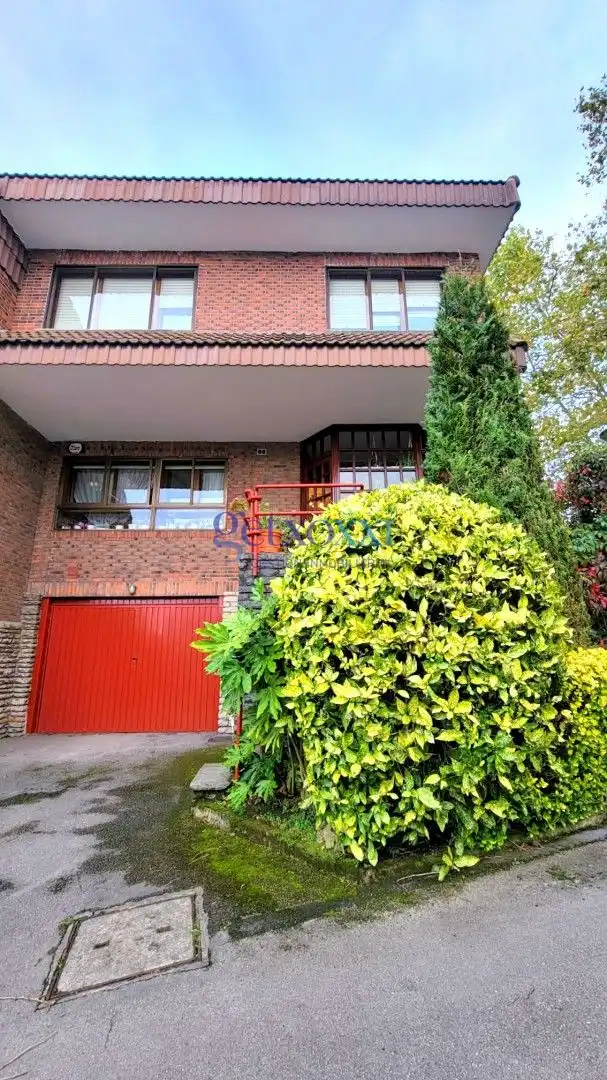 Vista exterior de Casa adosada en venda en Leioa amb Calefacció, Jardí privat i Terrassa
