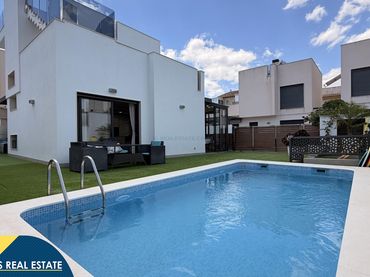 Chalet con piscina en venta en Nueva Torrevieja - Aguas Nuevas