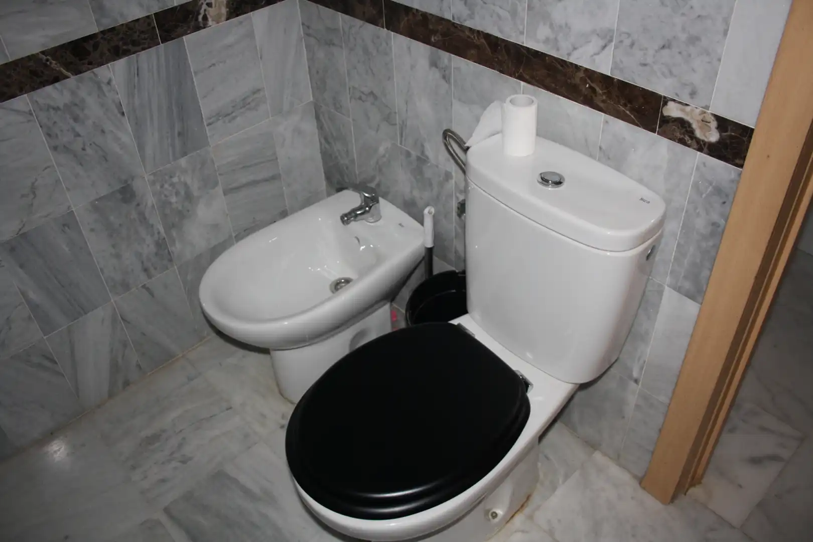 Badezimmer von Einfamilien-Reihenhaus zum Verkauf in Montequinto mit Klimaanlage, Heizung und Terrasse