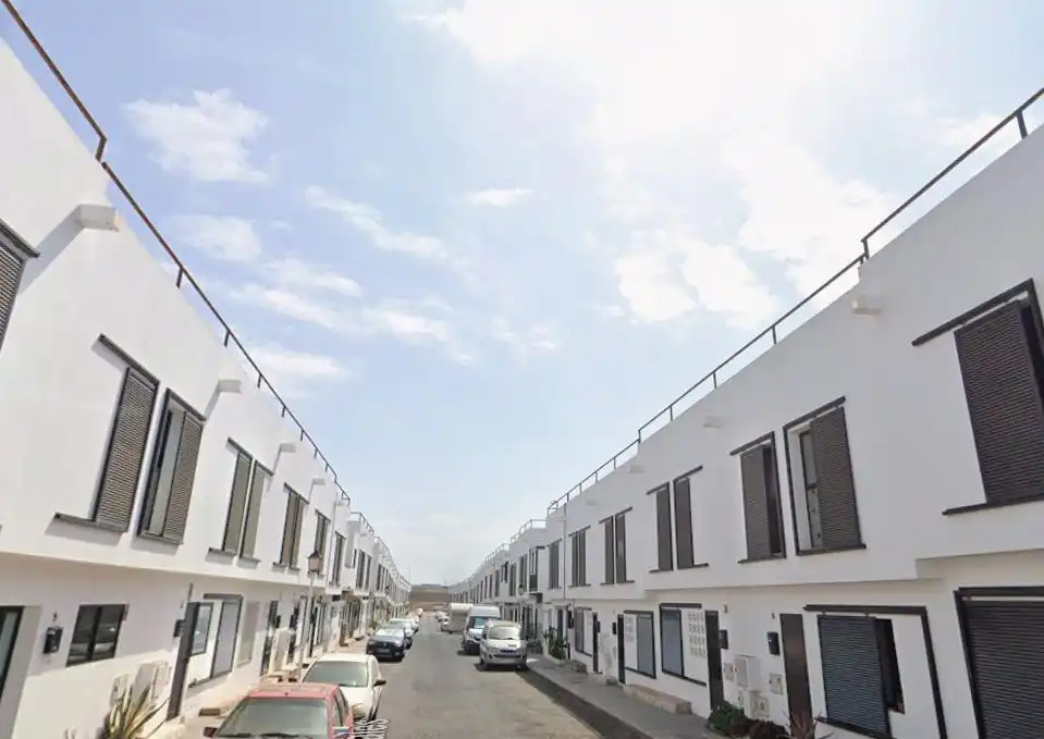 Außenansicht von Einfamilien-Reihenhaus zum Verkauf in Arrecife