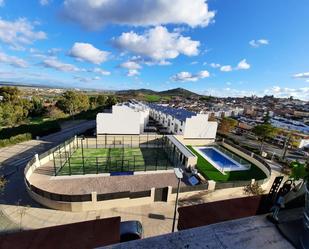 Vista exterior de Casa adosada de lloguer en Cáceres Capital amb Aire condicionat, Calefacció i Jardí privat