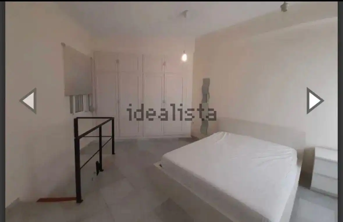 Dormitori de Dúplex de lloguer en Sevilla amb Aire condicionat i Moblat