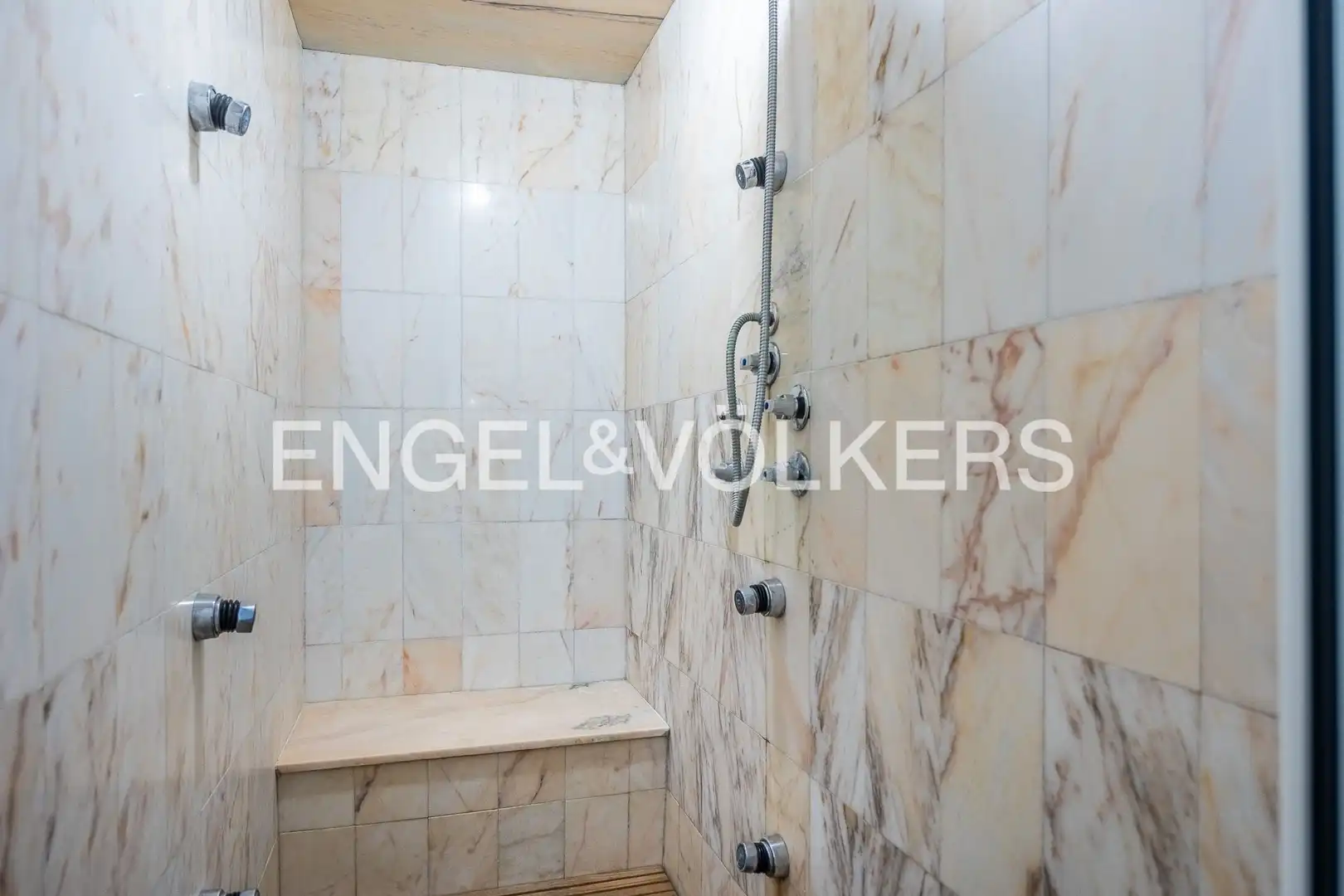 Baño de Casa o chalet en venta en Mairena del Aljarafe con Aire acondicionado, Calefacción y Jardín privado