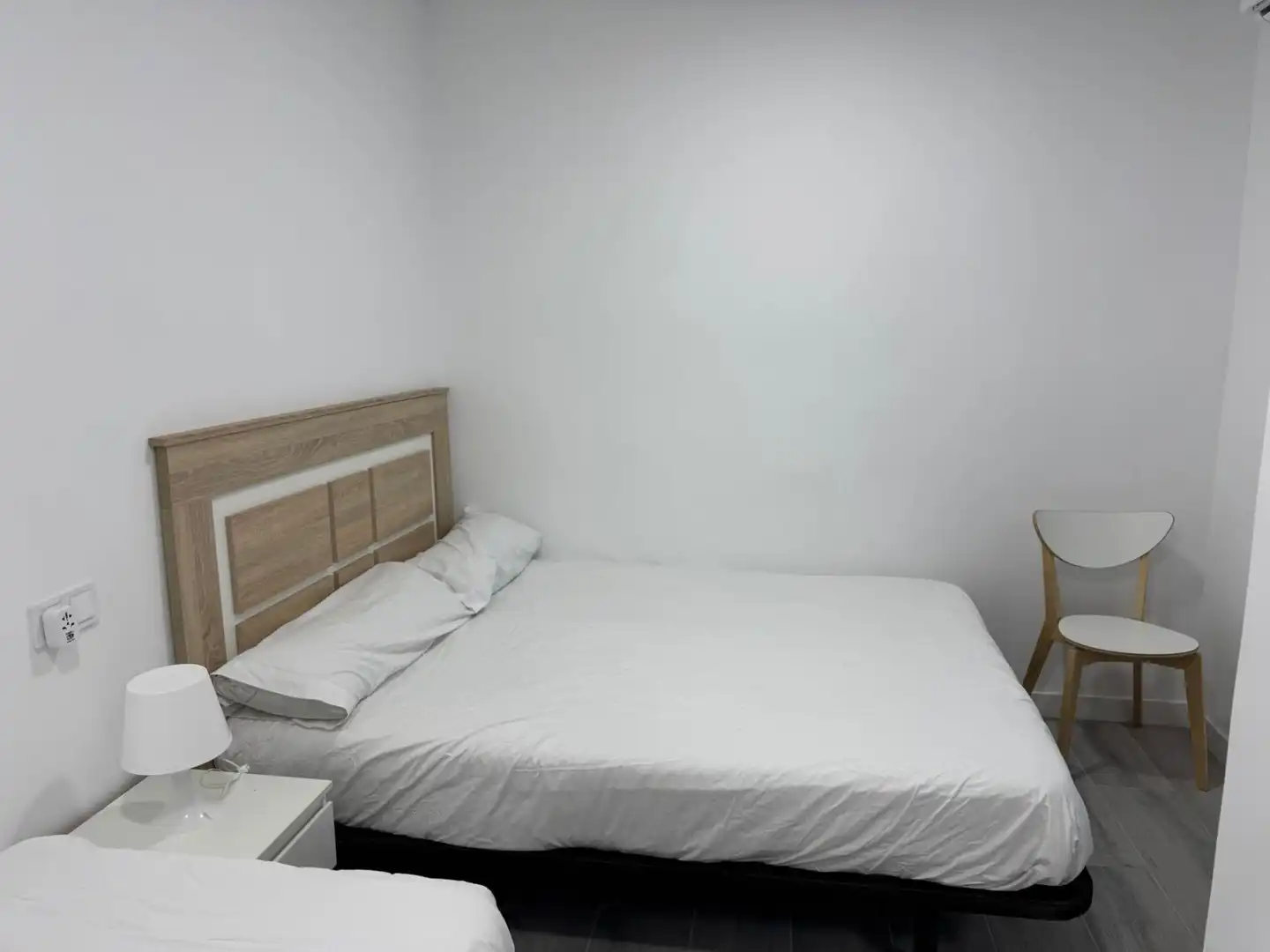 Dormitori de Apartament de lloguer en Madrid amb Aire condicionat, Calefacció i Moblat