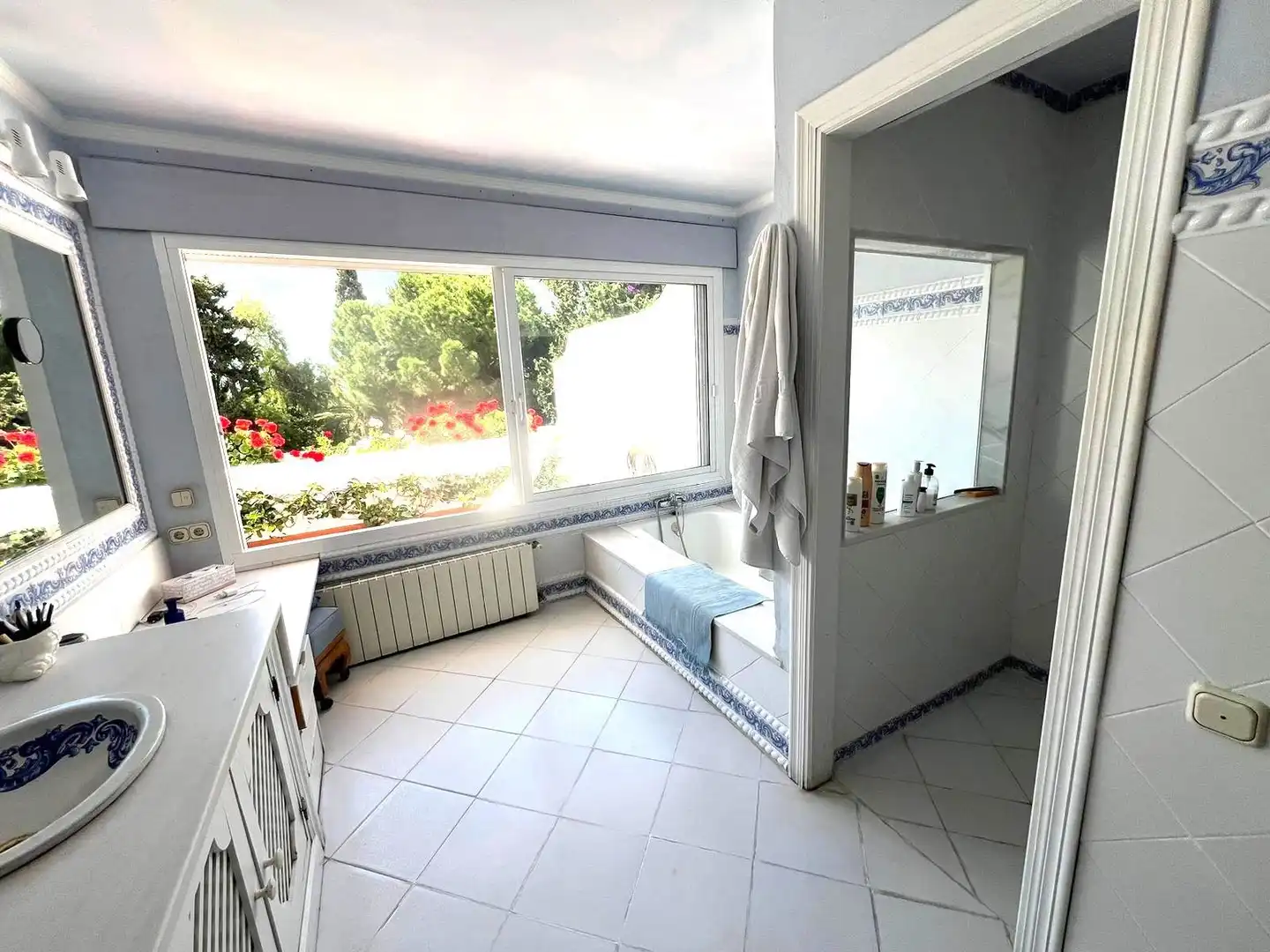 Bany de Casa o xalet en venda en Mijas amb Aire condicionat, Terrassa i Piscina