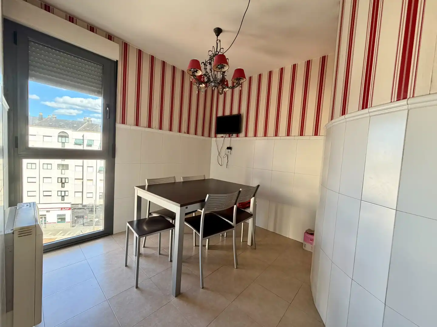 Comedor de Piso en venta en Ponferrada con Calefacción, Trastero y Amueblado