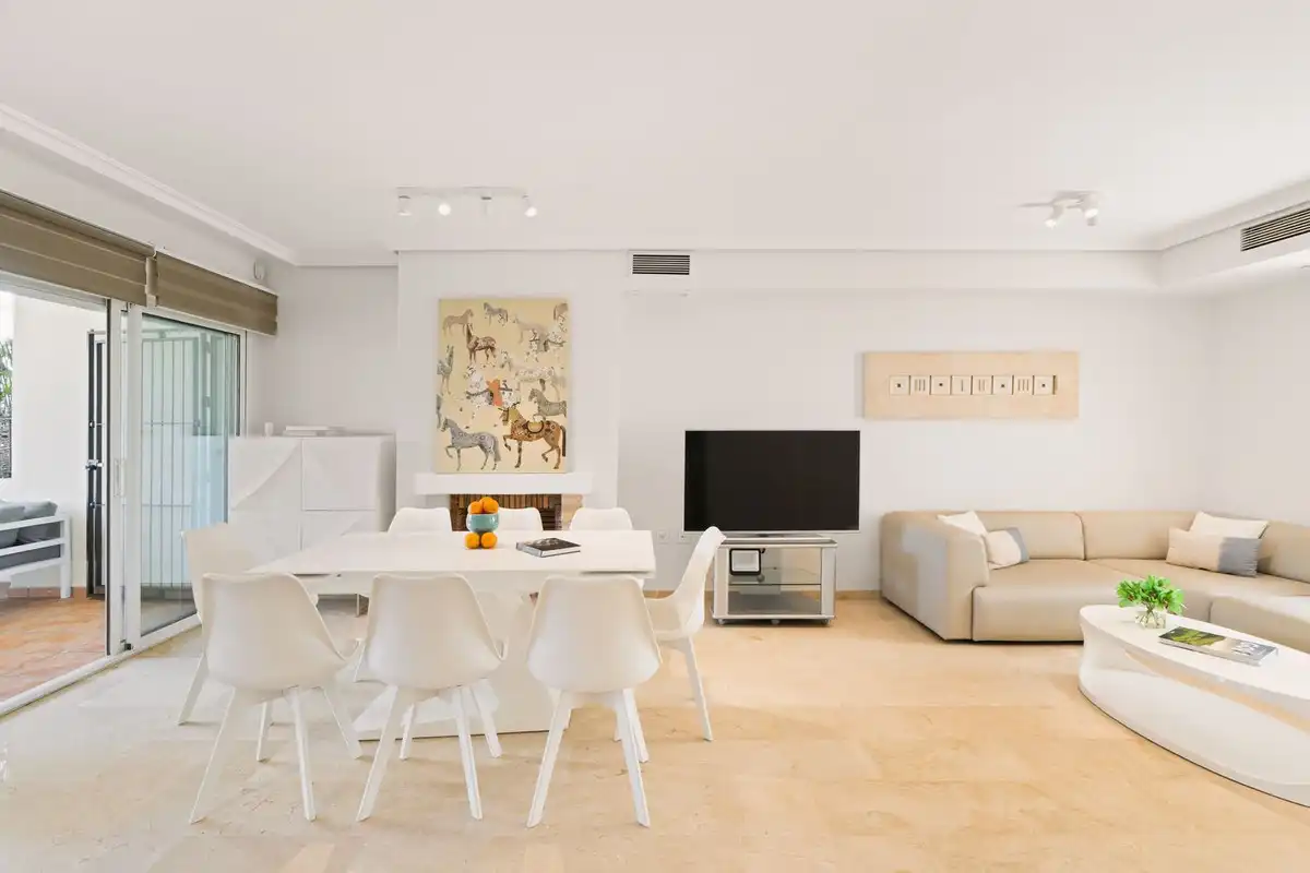 Sala d'estar de Casa adosada en venda en Marbella amb Aire condicionat, Terrassa i Alarma