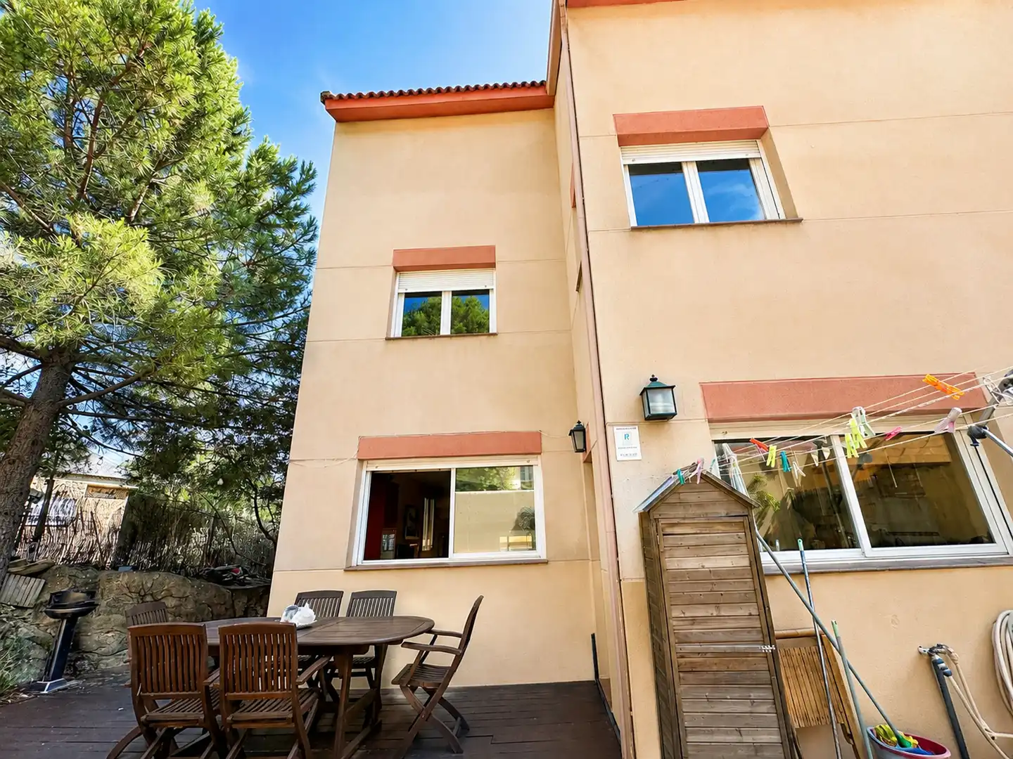 Außenansicht von Einfamilien-Reihenhaus zum Verkauf in Torrelodones mit Gemeinschaftspool