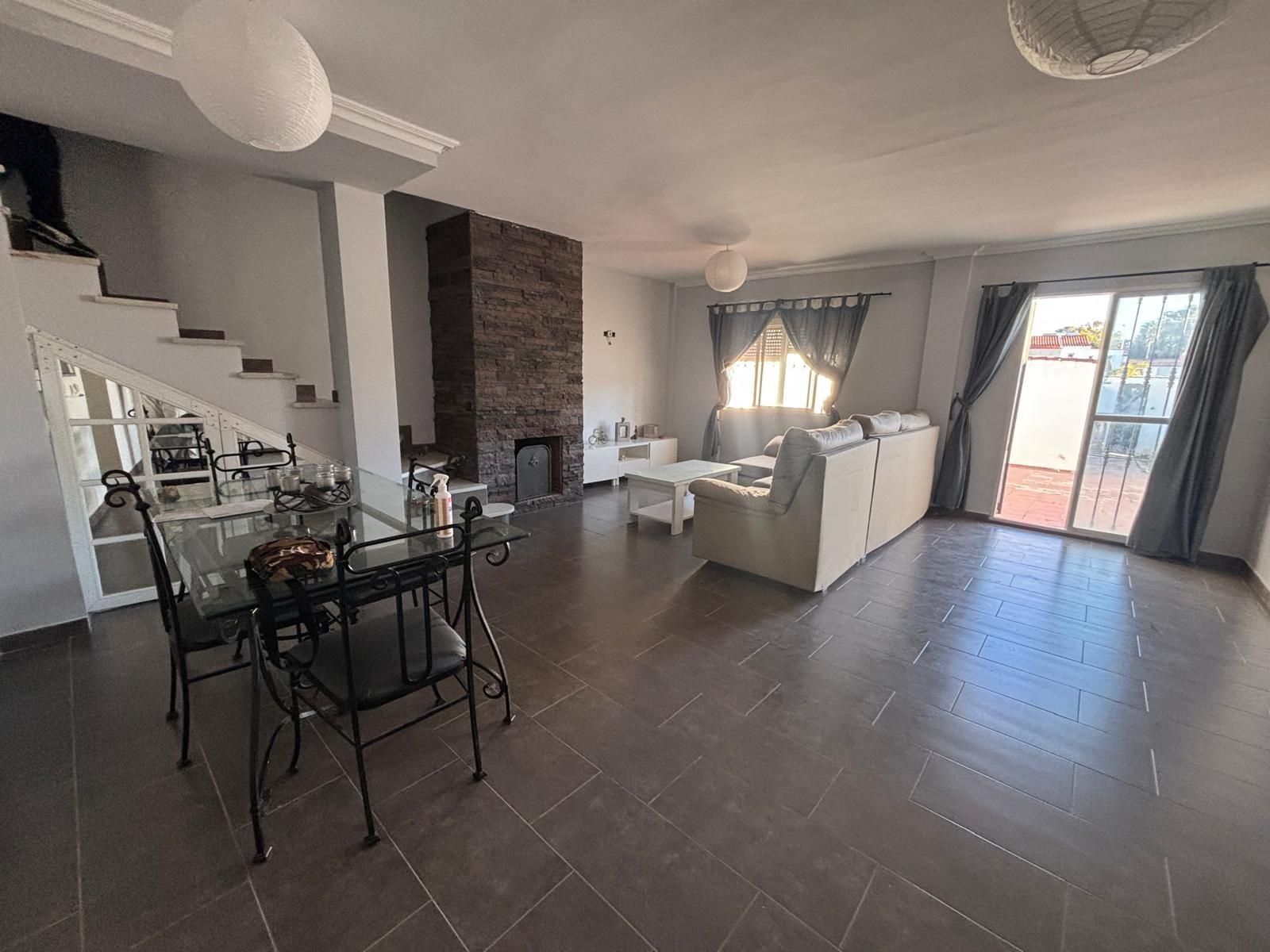 Sala d'estar de Casa adosada en venda en Los Barrios